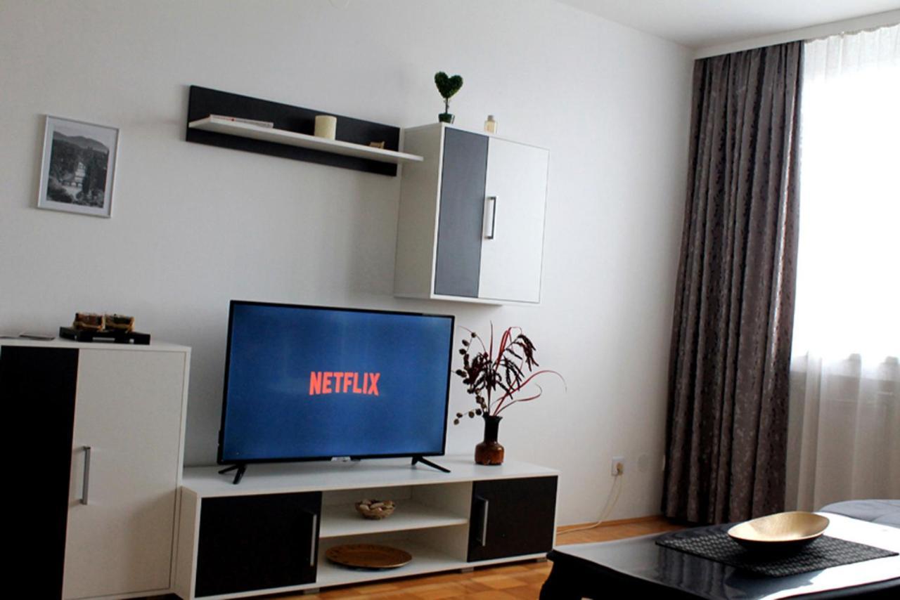 Golden Valley Apartment *